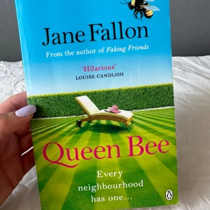 Pocketbok - Pocketbok som lästs en gång. Den var med på en semesterresa så sidan av sidorna har gulnat lite som man ser på sista bilden. I övrigt snyggt skick! 