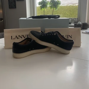 Lanvin  - Säljer mina Lanvins för de var lite för stora Skick: 8-10  Inga märkbara defekter  Pris är ej hugget i sten  Låda, dustbags och extra snören ingår  