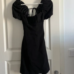 klänning  - helt ny från zara med snörning i ryggen