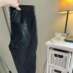 Skinnyxor - Skinnbyxor fusk, storlek 34 , använd ett fåtal gånger! Avskurna nedtill benen. ONLY 
