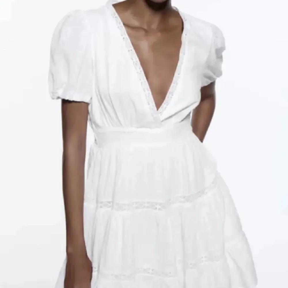 Säljer den här assnygga vita klänningen från zara, gammal modell som inte går att få tag i längre! Perfekt inför sommaren och skolavslutning💕 Pris kan diskuteras. Klänningar.