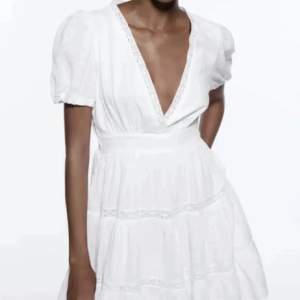 Säljer den här assnygga vita klänningen från zara, gammal modell som inte går att få tag i längre! Perfekt inför sommaren och skolavslutning💕 Pris kan diskuteras