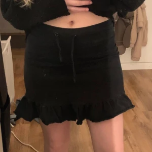 Svart kjol - Använd nån gång. Knyte fram. går att ha både hög och lågmidjat 