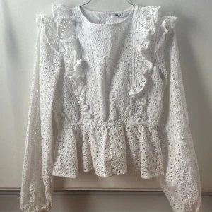 NAKD blus, Vit, Stockholmsstil. - Stl 34, passar perfekt till sommar och vår, anglaise broderie.