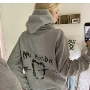 Mi Amor hoodie trendig, säljer då den inte kommer till användning längre, orginal pris 800 kr och säljer för 500 kr❤️.