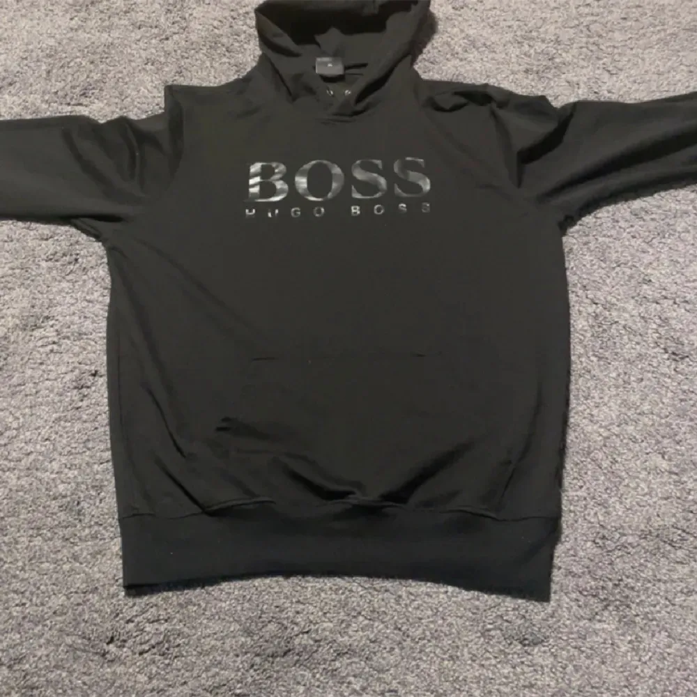 En jättefräsch Hugo boss hoodie som ligger i utmärkt skick, använd bara ett fåtal gånger. Den är i XXL men passar mer som L-Xl. Pris kan diskuteras vid snabbaffär . Hoodies.