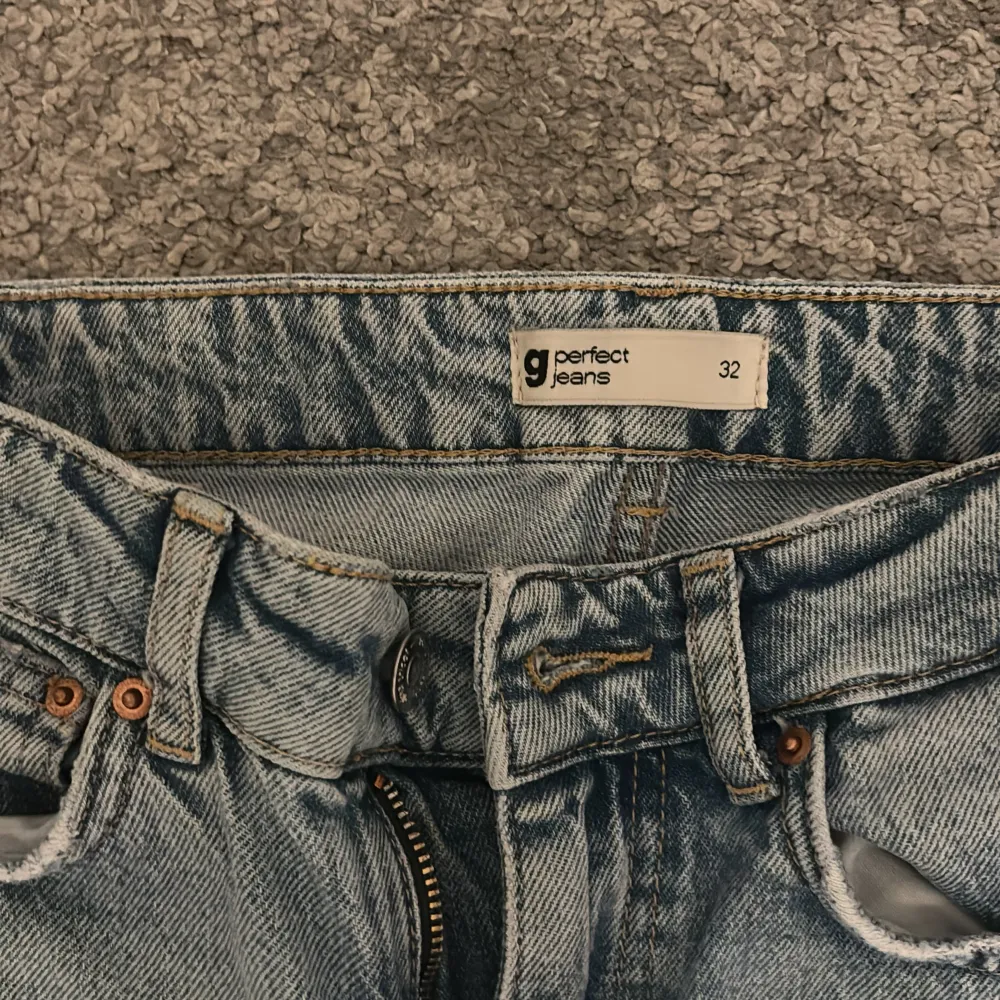 Superfina midwaist flare jeans från gina tricot. Dom är uppsydda nertill men passar mig som är ca 164 cm. 🩷 pris går att diskuteras vid snabb affär💗. Jeans & Byxor.