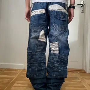 dessa svin coola jeans är från 90-talet och är i perfekt skick. Det är blåa men många coola ditalgier. Midjemått: ca 90 cm, ytterbenslängd: ca 110 cm