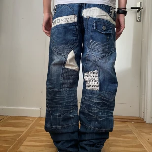 90-tals jeans  - dessa svin coola jeans är från 90-talet och är i perfekt skick. Det är blåa men många coola ditalgier. Midjemått: ca 90 cm, ytterbenslängd: ca 110 cm