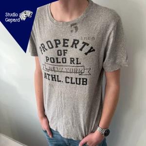 FET RALPH LAUREN T-Shirt - Polo Ralph lauren t-shirt | Skick: 9/10 | Strl M | Pris 199kr | Modellen är 180cm | Hör gärna av dig vid frågor eller funderingar!