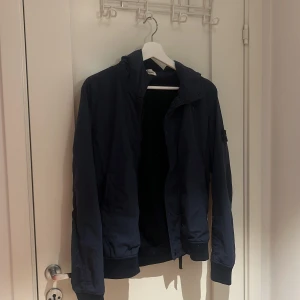 Stone island jacka  - Säljer denna sjukt snygga jackan som passar perfekt nu till våren. Den är ifrån stone island och i storlek 14y (xs). Köpt på NK för 4,5 tusen kvitto finns! Priset är ej hugget i sten. 