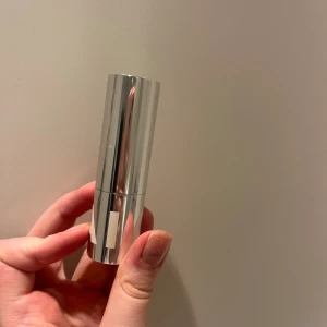 BB-stick caia - Säljer detta BB-sticket då jag tycker att färgen är helt fel för mig… tyvärr.  Användt lite men fortfarande majoriteten av produkten kvar. Se bild 🌸🌸🌸