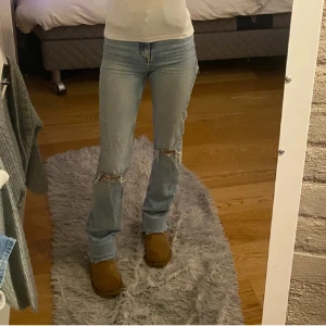 Ljusblå jeans - 2 första bilder är lånare av tidigare ägare/kladerselloutisa som jag köpte av💕 Superfina ljusblå jeans från Zara i strl 32 i toppskick! Säljer eftersom dom va för små för mig