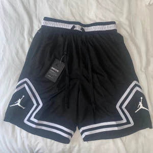 Jordan/ Nike shorts - Perfekta shorts till sommaren som snart är framme. Köpte till mig själv men de var lite för stora för min smak. Passar mellan M och L