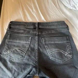 Lågmidjade jeans med snygga detaljer på bakfickorna, säljer pågrun av att de är lite stora på mig. Använda fåtal gånger och de är slutsålda nästan hela tiden.