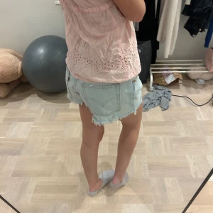 Levis jeansshorts - skitsnygga till sommaren passar s/m beroende hur du vill de ska sitta