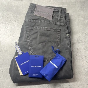 Jacob Cohen jeans  - Snygga Jacob Cohen jeans i de nya modellen som är bra skick. De är modellen nick slim. Bara att höra av er vid frågor och funderingar🙌