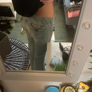 Lowwaist byxor med snygga fickor - Lågmidjade ljusblå jeans som säljes för att d inte används och personligen tycker ja de är lite korta på mig som är 170 ungefär. Skriv för mått m.m.