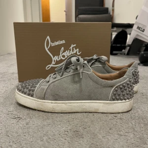 Louboutin skor  - Storlek 38 Bra skick  Säljs pga att de är för små 