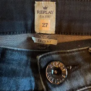 Skinnet, blåa jeans från replay Oanvända- nyskick Strl: skulle gissa XS/S, på lappen står det  Waist: 27 och Length: 34