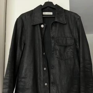 Jeansjacka med textur(our legacy) - Riktigt najs men den coola killen som röker stilen är inte min grej längre. Nyskick! (Nypris 3500)