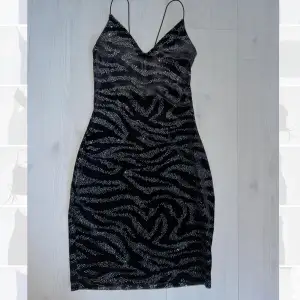 Figursydd glittrig klänning från H&M som aldrig är använd (prislappen är kvar) Köparen står för frakt!⭐️