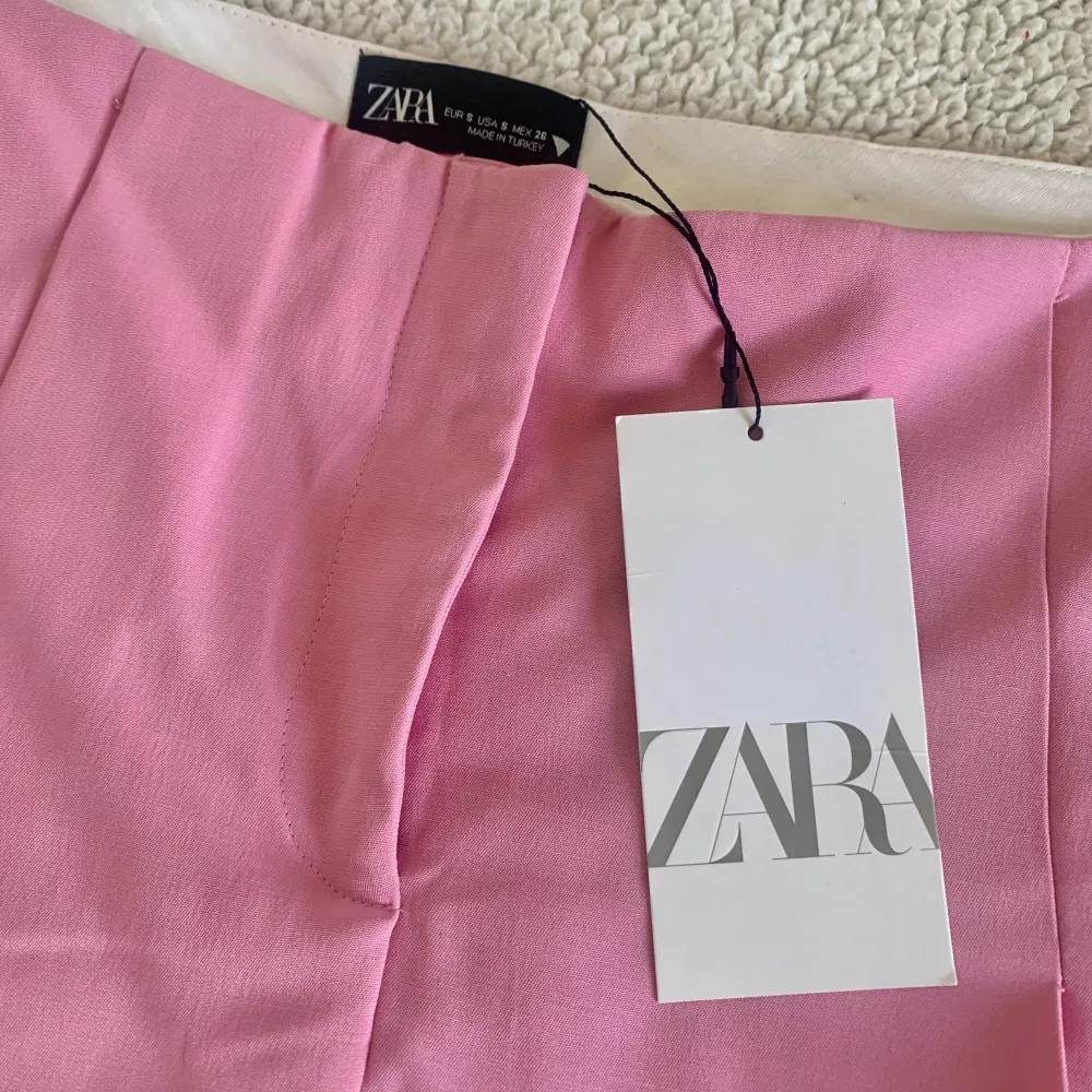 Superfin rosa veckad kjol från ZARA. Ny med tags kvar, utan anmärkningar.. Kjolar.