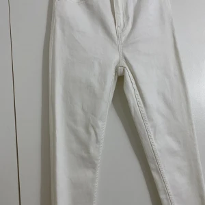Vita jeans-byxor  - Helt nya. Aldrig haft på dem, köpte dem och hade glömt av dem i garderoben men nu passar storleken inte mig. 
