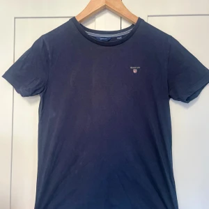 GANT T-shirt  - Storlek: 11-12 år / 146-152cm Färg: Navy/Mörkblå