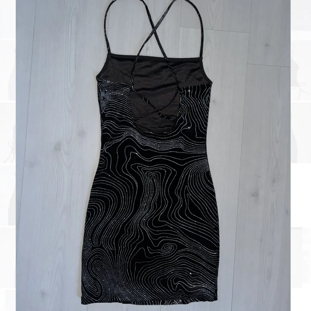 Jättesnygg glittrig klänning från H&M med snörning i ryggen! Endast använd ca 2 gånger, köparen står för frakt💅🏼. Klänningar.
