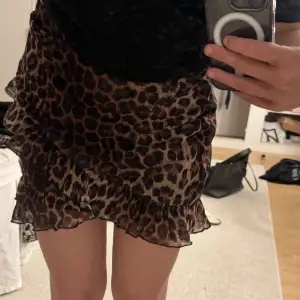 Kort kjol i leopard mönster med volanger!!! Superfin och bra skick🐆🖤
