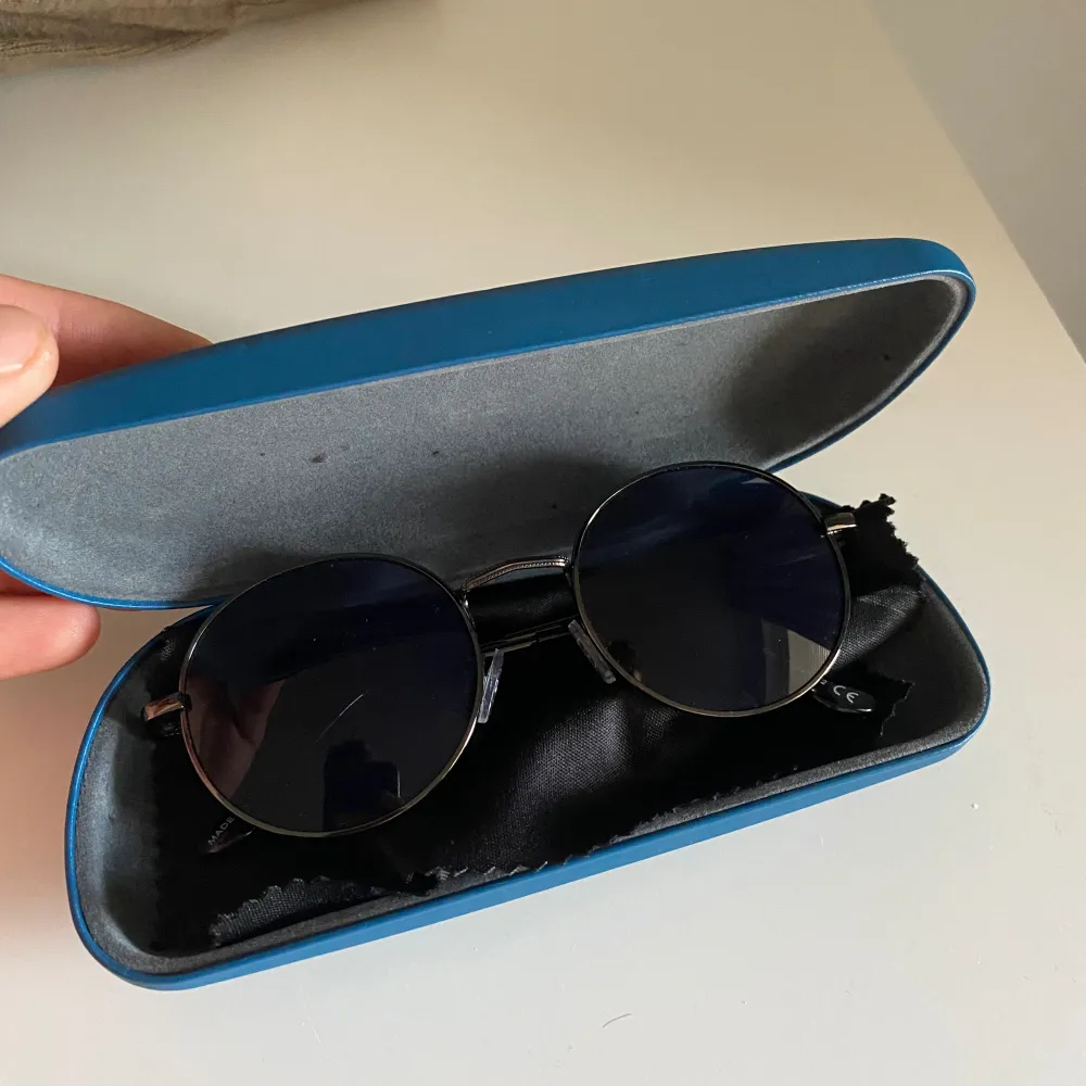 Säljer ett par solbrillor som knappt har används då jag inte har nån använding av de längre. Box medföljer.. Accessoarer.