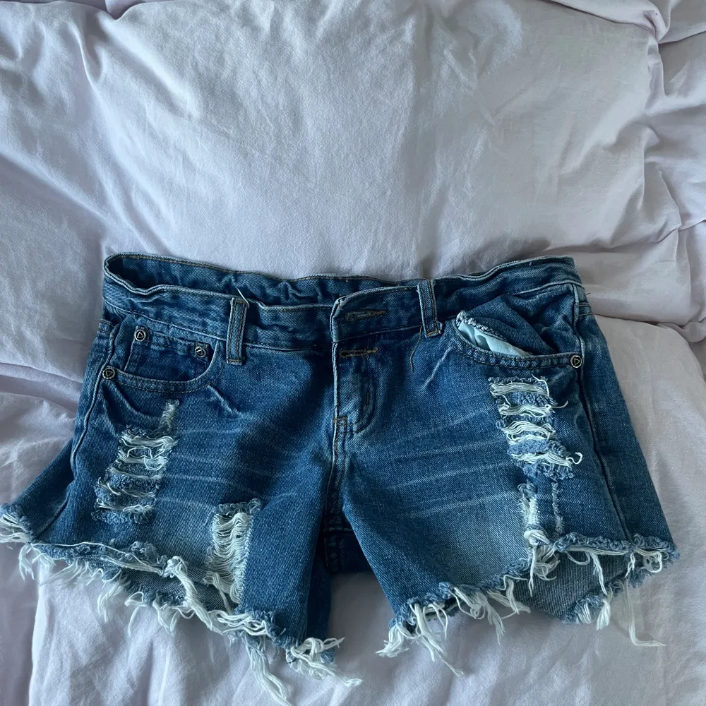 Jätte fina lågmidjade jeansshorts, säljs för att de är för små. Midjemåttet är 37cm och har inte använts ❤️. Shorts.