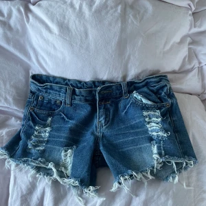 Lågmidjade jeans shorts  - Jätte fina lågmidjade jeansshorts, säljs för att de är för små. Midjemåttet är 37cm och har inte använts ❤️