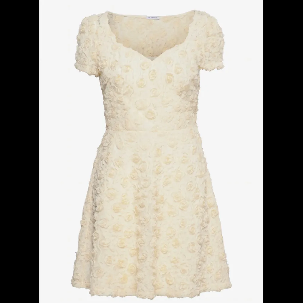 säljer denna underbara klänning i färgen ”ivory” 🤍 slutsåld i denna storlek överallt! Använd vid ett tillfälle i ett par timmar💕. Klänningar.