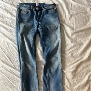 Säljer dessa replay jeans, lite slitna men endå ett bra skick. Tvättas innan. 