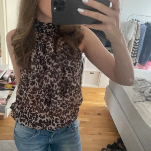 Leopardtopp - Superfin leopardtopp i toppen skick! Tunt material så perfekt till vår och sommar!❤️