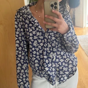 Skjorta - Jättesöt Ralph Lauren skjorta, säljer då den inte kommer till användning. Pris kan diskuteras 🥰nypris 1800kr