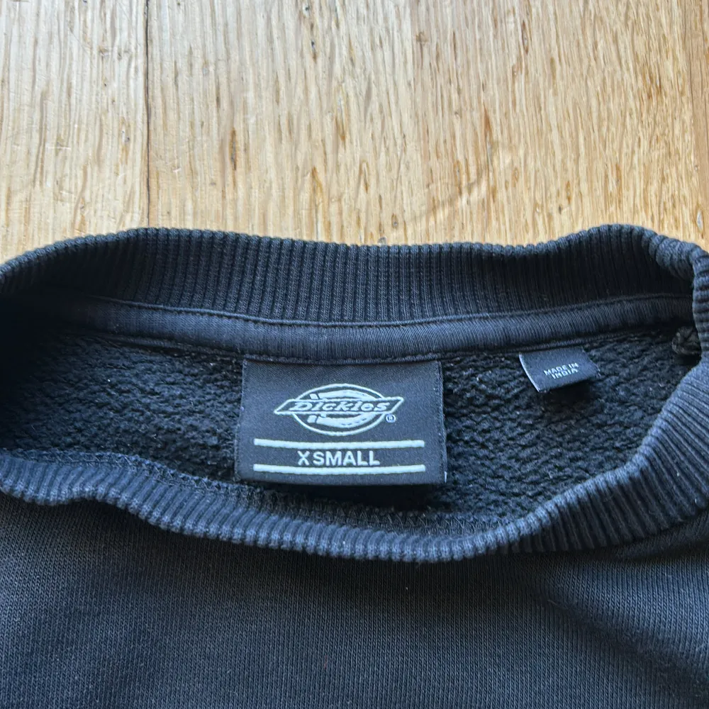 En svart dickies sweatshirt i storlek xs med ett litet tryck vid vänstra sidan av bröstet. Använd ganska mycket med lite slitningar vid muddarna. Annars bra skick.  Nypris runt 600. Tröjor & Koftor.