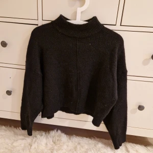 Gina tricot stickad tröja - Tröjan är lite nopprig men inga hål i den! Från gina tricot och det är ull/alpacka i tröjan. Tryck på köp nu gärna☺️