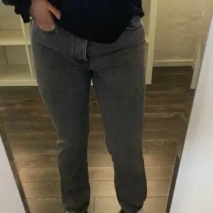 Enkla vardagsjeans💗  Gråa jeans/stentvättade jeans ifrån HM i storlek 40 med normalhög midja och knäppning   (Är 173 cm lång för referens) 