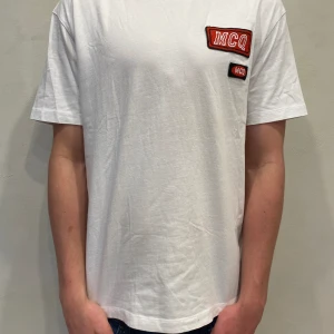 Alexander Mqueen Tisha - T-Shirt från Alexander Mqueen Skick: 8/10 allmänt använd  Storlek: M Hör av dig vid frågor! 