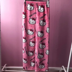 Hello kitty pyjamas byxor  - Pyjamas byxor med hello kitty mönster. Oanvända, står att dom är storlek M men skulle säga XS-S. Längd: 95 cm, diameter i midjan: 96cm, diameter i byxben: 60 cm. Dom är stretchiga och fluffiga. Nypris: 250kr 
