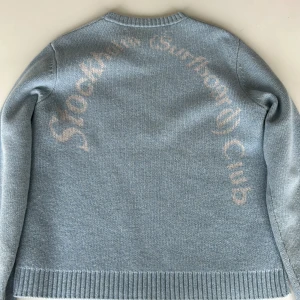 Stockholm surfboard club stickad tröja - Ljusblå stickad tröja från Stockholm Surfboard Club  Använd någon enstaka gång 10/10 skick Storlek S Nypris 3 495kr