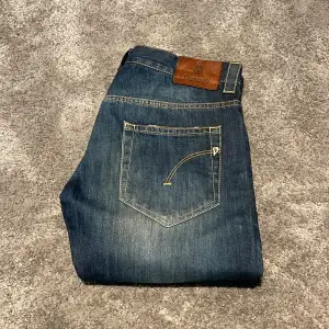 Hej! Vi säljer nu ett par riktigt snygga dondup jeans i modellen P857 | Strl: 30 Skick: 9/10 Retail: ca 3000kr | För ytterligare frågor är det bara att skriva🤝