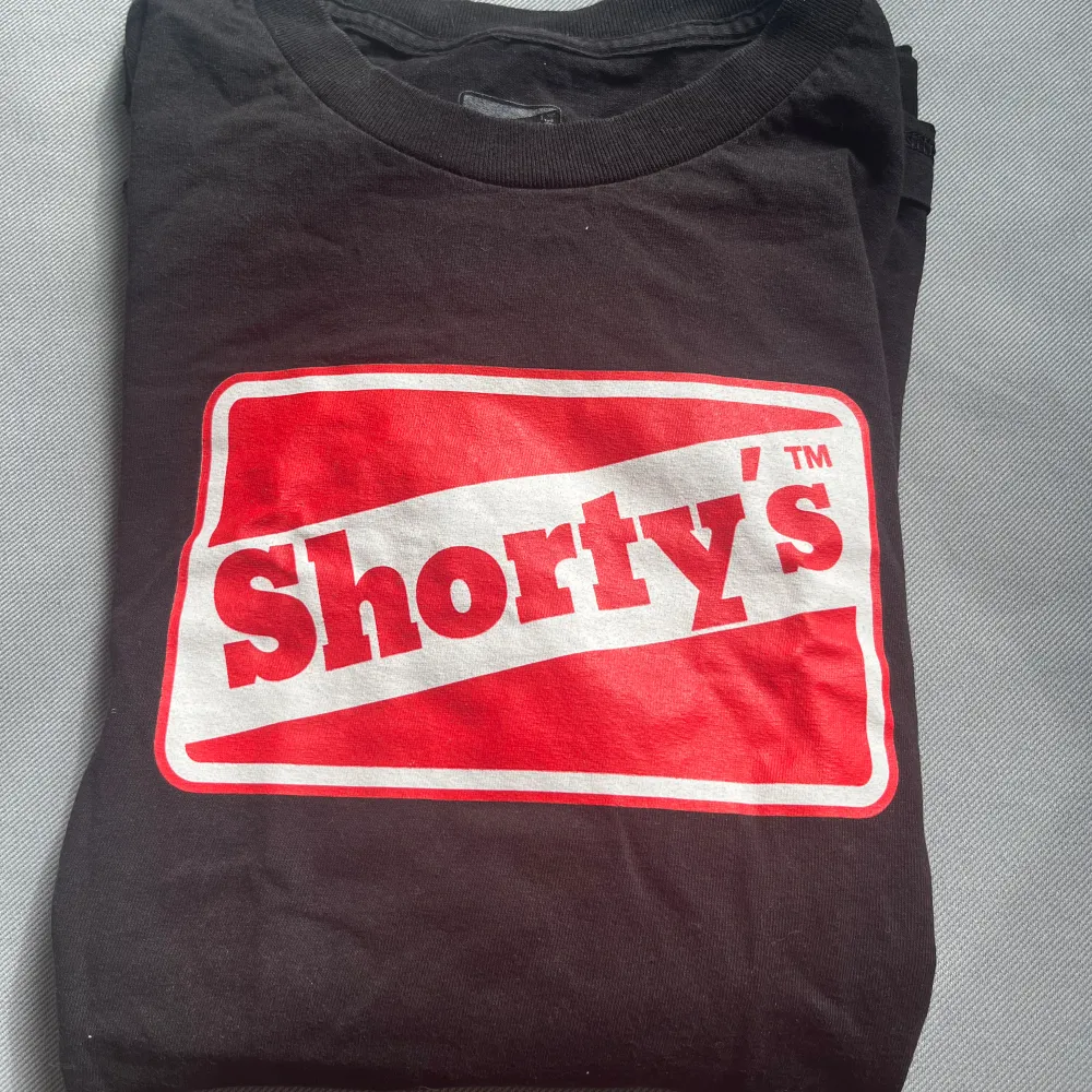 Säljer dena t-shirt från shorty’s  perfekt skick storlek M  100kr. T-shirts.