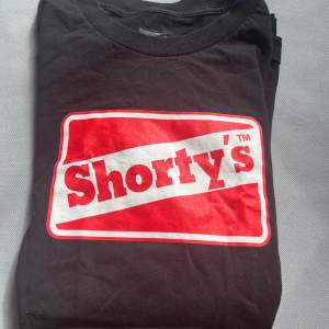 Säljer dena t-shirt från shorty’s  perfekt skick storlek M  100kr