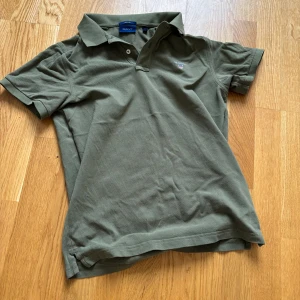 Gant piké - Använd tio gånger storlek small. Köpt på johnells för 800kr. Köpare står för frakten.