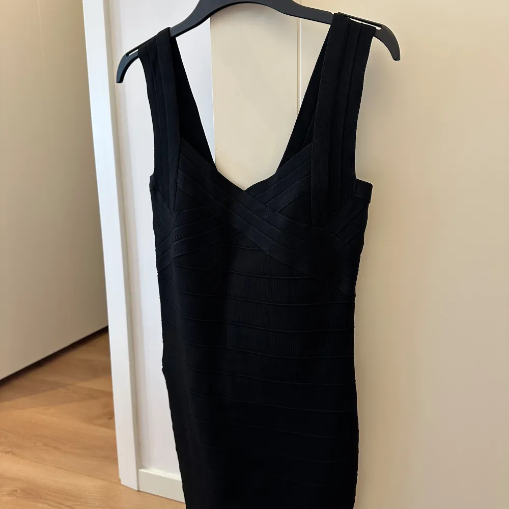 Säljer denna super snygga klänningen ifrån Ginatricot i storlek M . Klänningar.