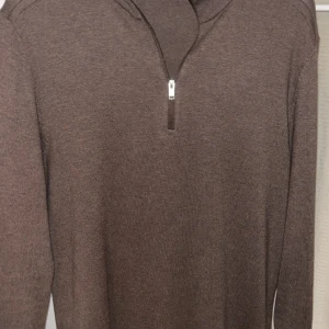 Zip tröja  - Storlek m  Nytt skick  Aldrig använd  Ny pris 600